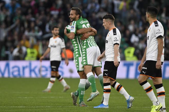 Los jugadores del Betis celebran la victoria ante la atenta mirada de Maxi (Foto: Kiko Hurtado).