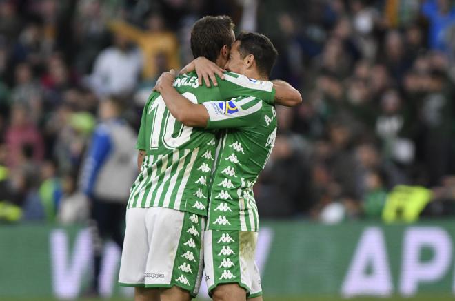 Canales se abraza con Guardado (foto: Kiko Hurtado).