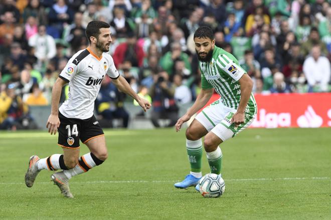Fekir se lleva un balón ante Gayà en el Betis-Valencia (Foto: Kiko Hurtado).