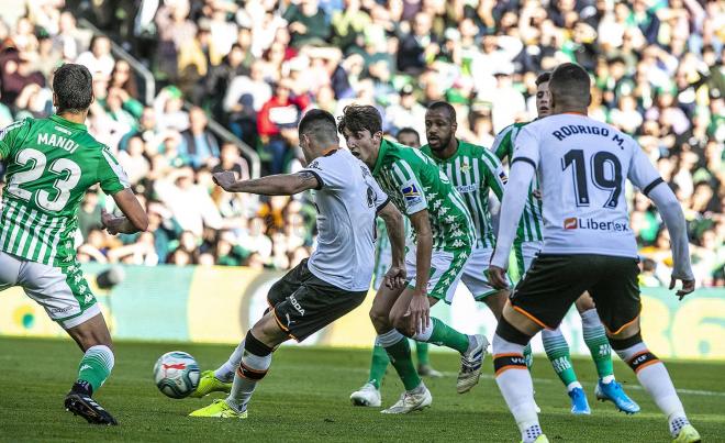 Maxi Gómez marcó al primer toque en el Betis-Valencia (Foto: Valencia CF).