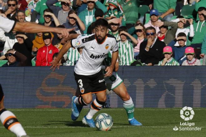 Jaume Costa durante el Betis-Valencia (Foto: LaLiga).