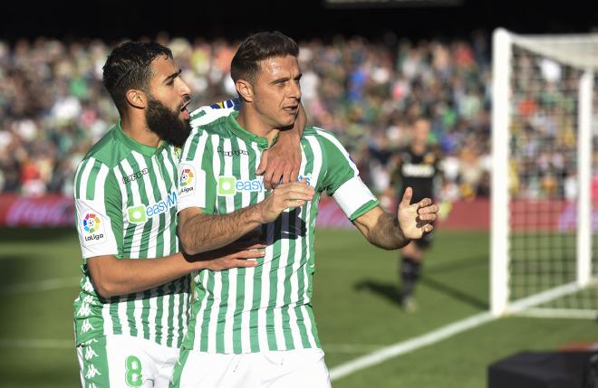 Joaquín celebra un gol con Fekir (Foto: Kiko Hurtado).