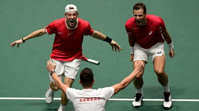 Los jugadores de Canadá celebran el pase a la final.