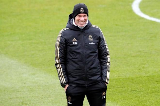 Zidane observa un entrenamiento del Real Madrid.