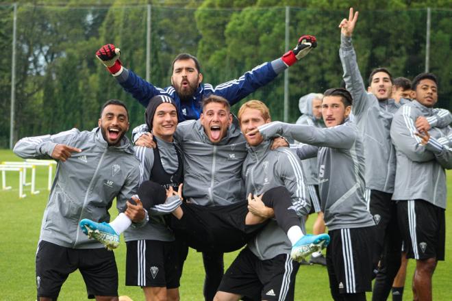 Varios jugadores bromean en un entreno (Foto: Cádiz CF).