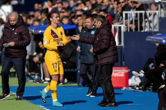 Griezmann saluda a Valverde tras ser sustituido en Butarque (Foto: EFE).