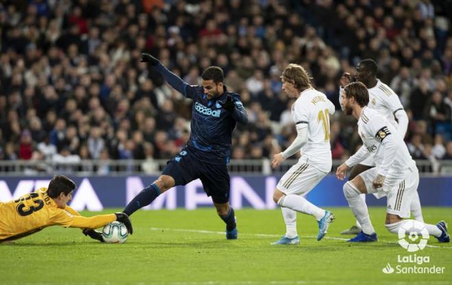 Courtois detiene un balón ante Willian José.