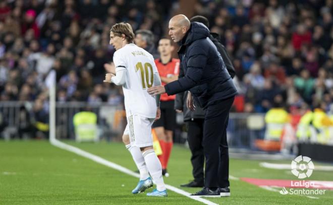Zidane da indicaciones a Modric durante el encuentro.