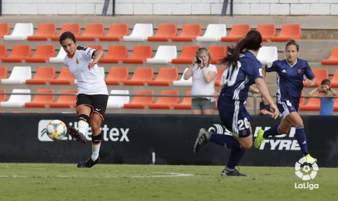 La jugadora del Valencia CF Femenino, Mónica Flores, en una contra frente al CD Tacón (Foto: LaLiga)
