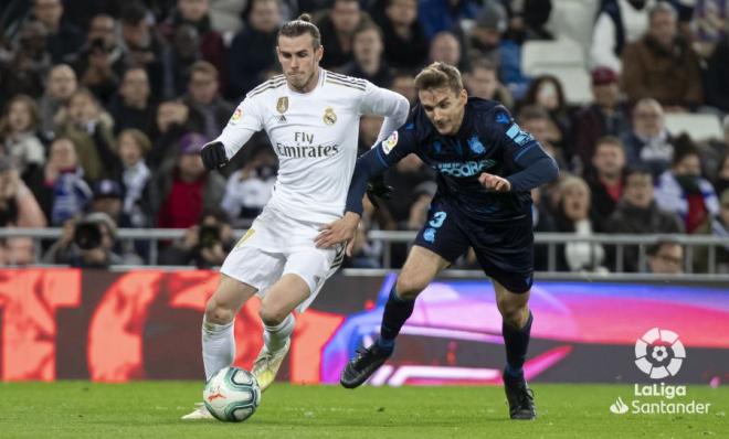 Gareth Bale pelea un balón con Llorente en un partido frente a la Real Sociedad.