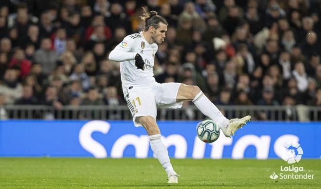 Bale, jugador del Real Madrid, controla un balón en el encuentro ante la Real Sociedad.