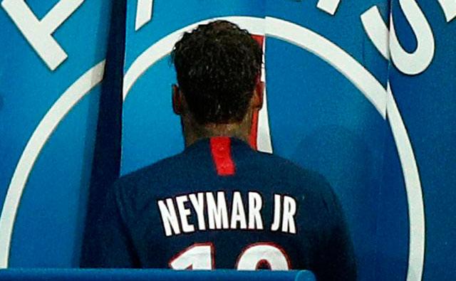 Neymar entra en el vestuario del PSG.