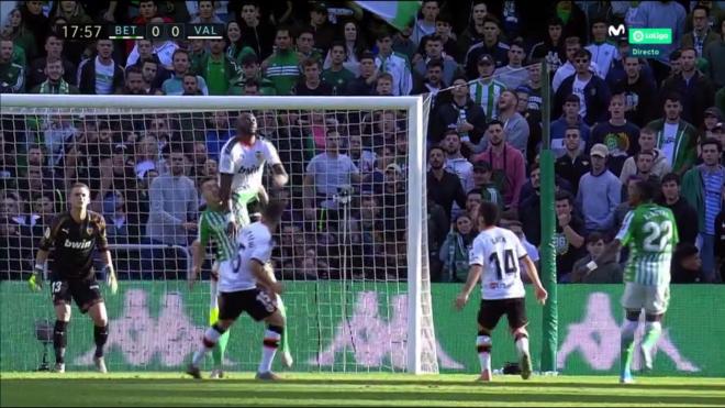 Posible penalti de Mangala a Loren que el VAR no vio.