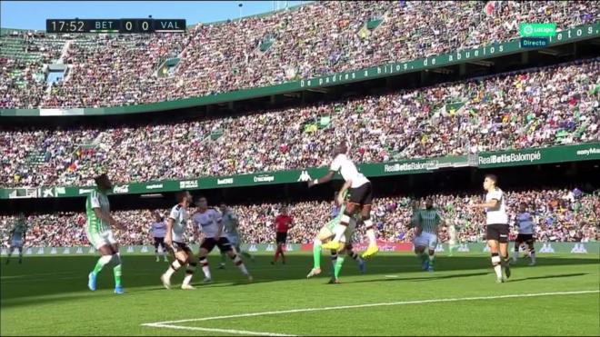 Posible penalti de Mangala a Loren que el VAR no vio.