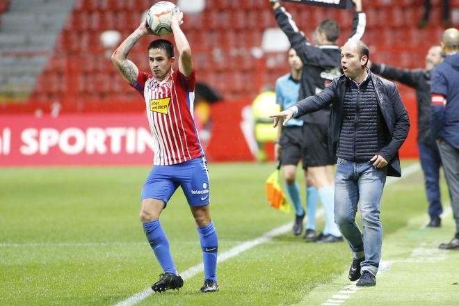 Lance del juego en el partido entre el Sporting de Gijón y el Tenerife (Foto: Luis Manso).