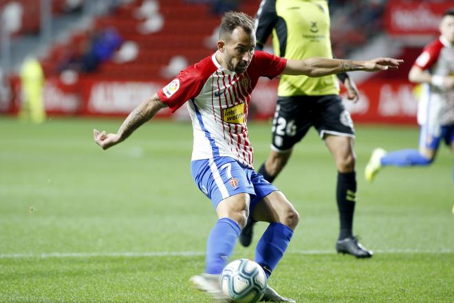 Aitor García durante el Sporting-Tenerife (Foto: Luis Manso).