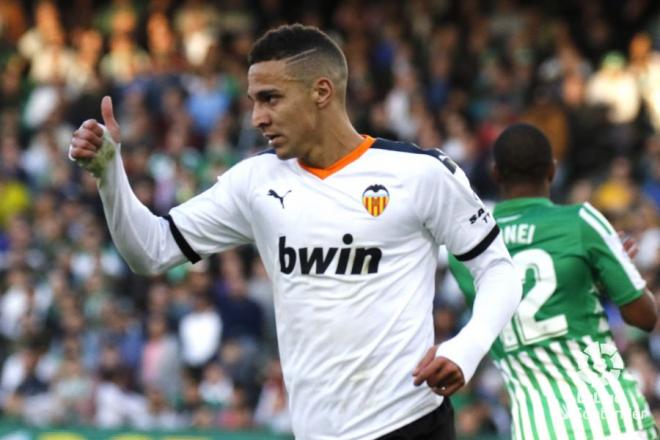 Rodrigo Moreno celebra un gol con el Valencia CF.