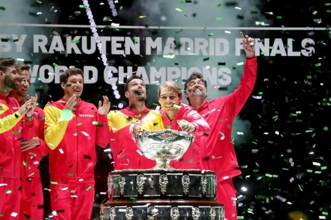 Celebración de los jugadores del equipo español tras recibir el trofeo que les acredita vencedores de la final de Copa Davis.