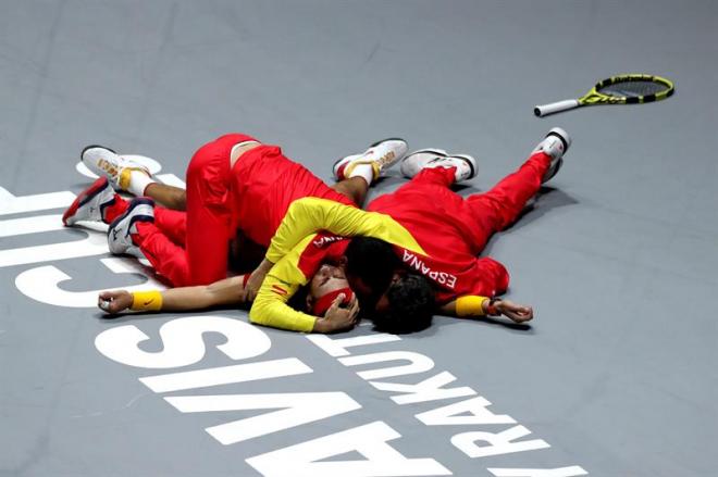 Los jugadores españoles se funden en un abrazo tras ganar la Copa Davis en Madrid.