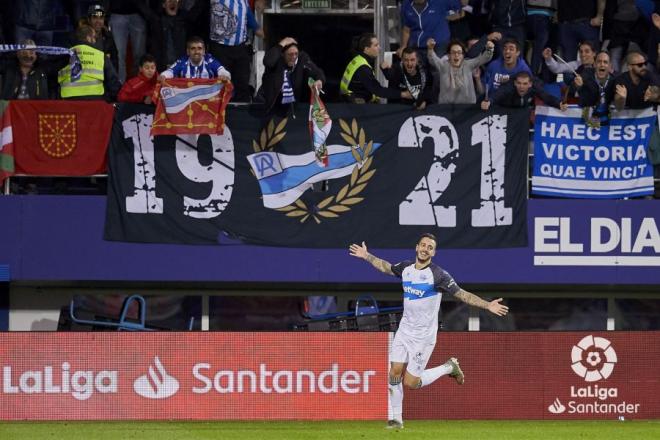 Joselu celebra un gol con el Alavés.