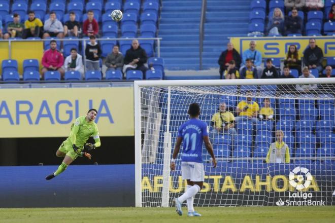 Champagne no puede parar el gol de Narváez, que supuso el primer gol de Las Palmas (Foto: LaLiga).