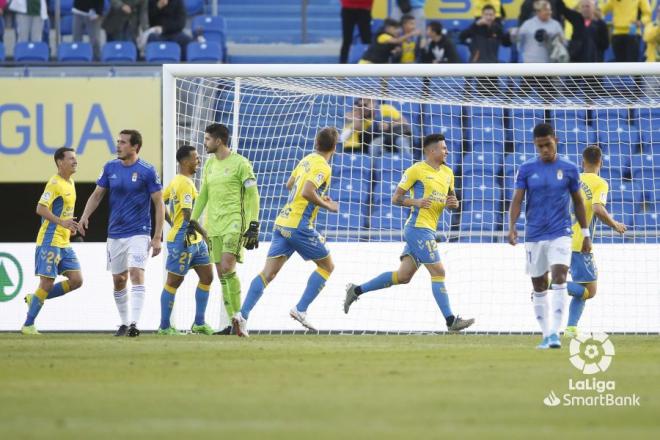 Champagne y la defensa del Real Oviedo miran al césped tras encajar un gol en Gran Canaria (Foto: LaLiga).