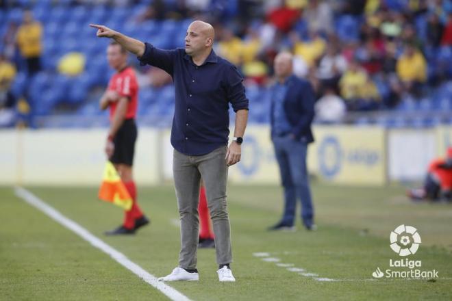 Javi Rozada da instrucciones durante el UD Las Palmas-Real Oviedo (Foto: LaLiga).