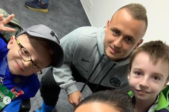 Lobotka con dos jóvenes aficionados (Foto: Instagram).