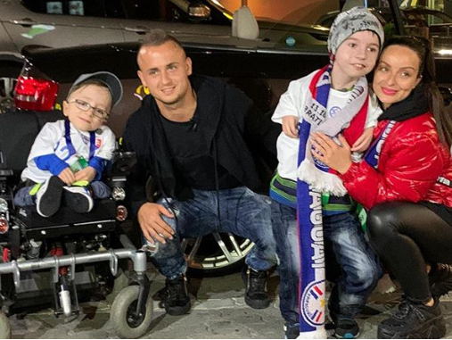 Lobotka con dos niños aficionados (Foto: Instagram).