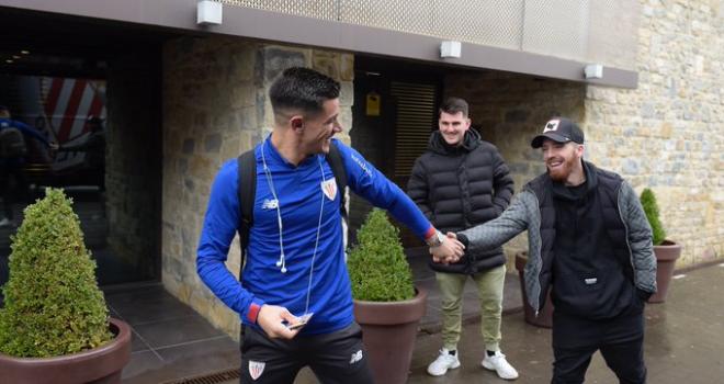 Iker Muniain saluda a Yuri a la salida del Athletic hacia El Sadar (Foto: Athletic Club).