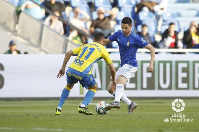 Omar Ramos intenta mantener la posesión ante Ramírez en el Las Palmas - Oviedo (Foto: LaLiga).
