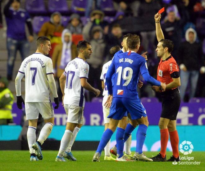 Prieto Iglesias muestra la roja a Lucas Ocampos tras una trifulca con Nacho Martínez (Foto: LaLiga).
