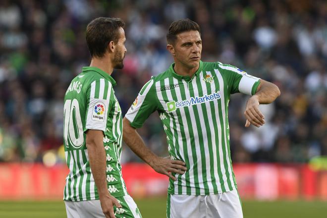 Joaquín, el primero de los capitanes, dialoga con Canales en un partido (Foto: Kiko Hurtado).