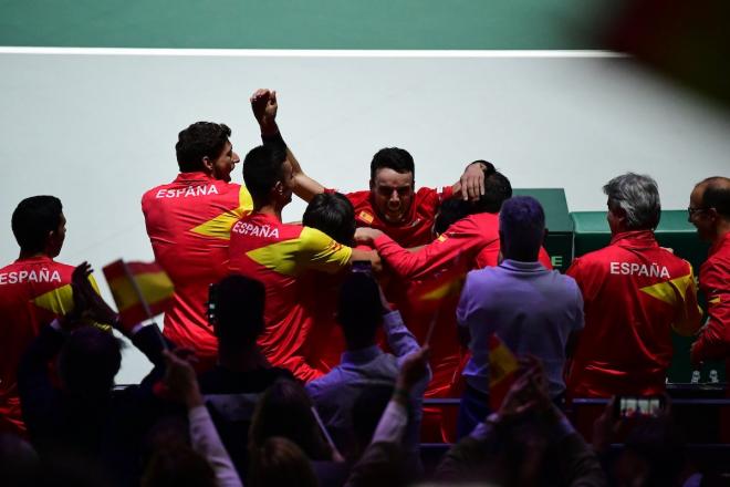 Roberto Bautista celebra con sus compañeros la victoria en su partido de la final de la Copa Davis.