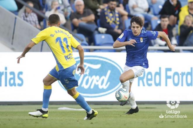 Sangalli intenta progresar con el esférico en Gran Canaria (Foto: LaLiga).