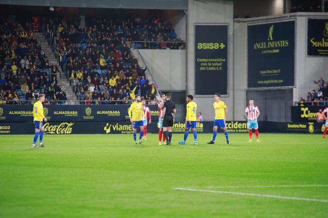 El Cádiz protesta el gol anulado a Nano Mesa durante el Cádiz CF-Lugo (Foto: Cristo García).