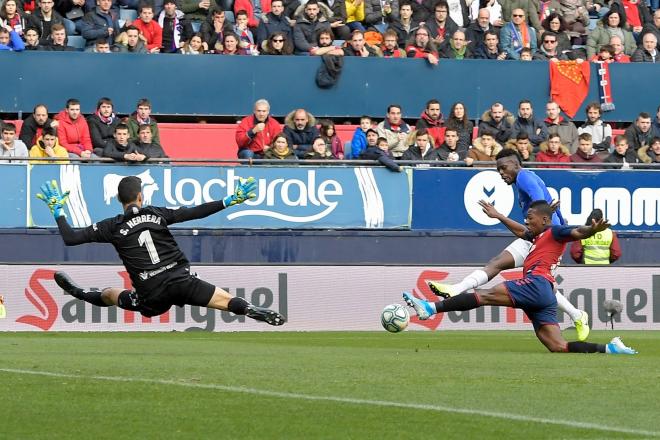 Iñaki Williams le marca un gol a Osasuna en El Sadar (Foto: Athletic Club).
