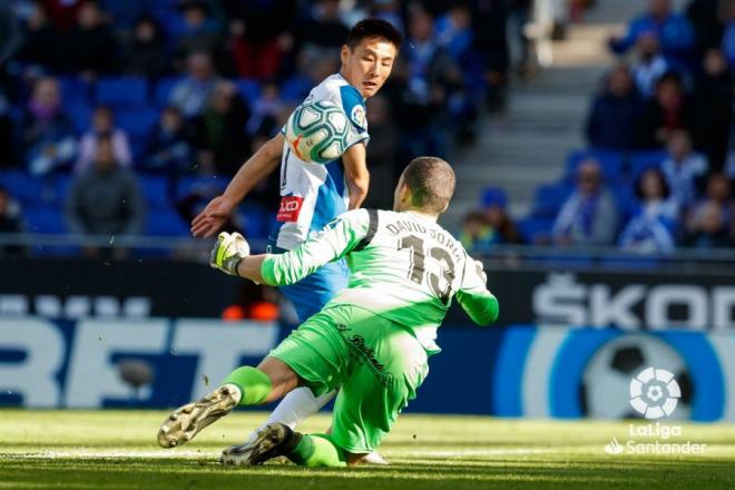 Wu Lei dispara ante David Soria en el Espanyol-Getafe (Foto: LaLiga).