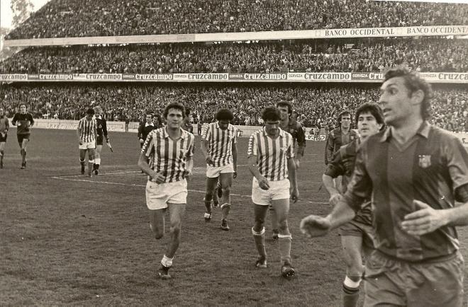 Los jugadores del Betis en un partido de 1981 con la grada de Preferencia al fondo.