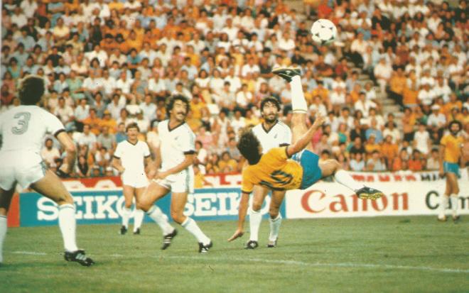 Gol de chilena del brasileño Zico en el Benito Villamarín durante el Mundial de 1982.
