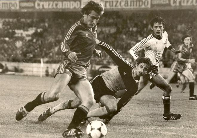 Poli Rincón en un gol del España-Malta de 1983 en el Benito Villamarín.