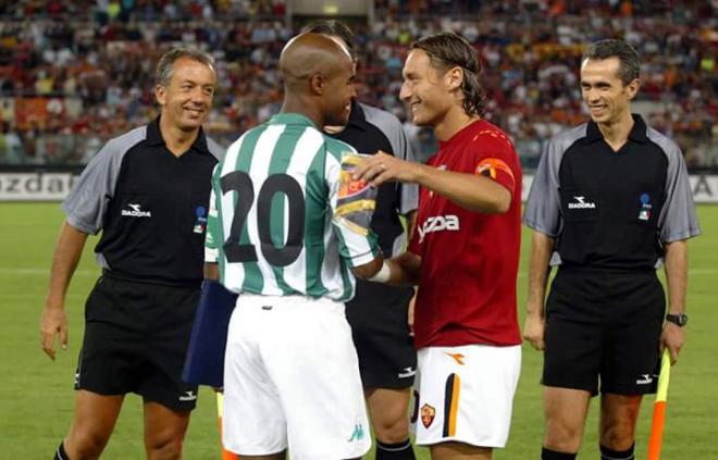 Assunçao y Totti, en un Roma-Betis amistoso.