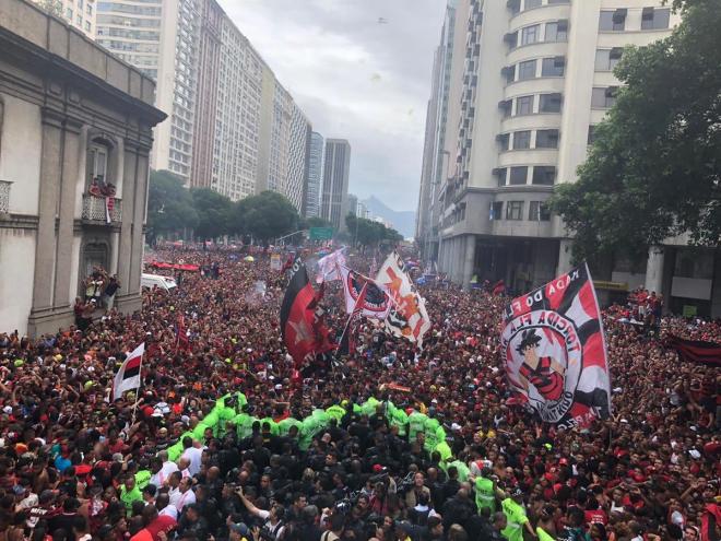 Los aficionados del Flamengo celebran la Copa Libertadores 2019.