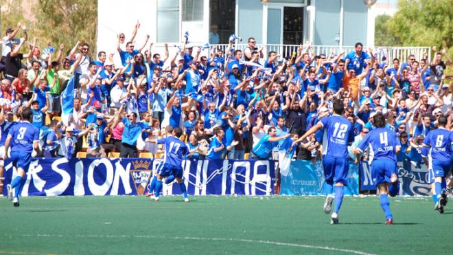 Los jugadores del San Fernando celebran un gol con la afición.