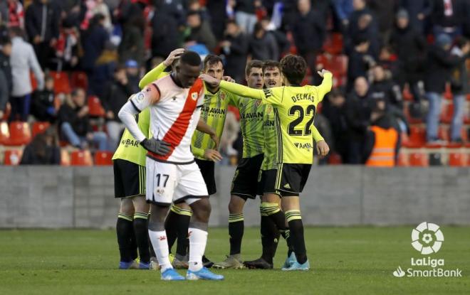 El equipo celebra el triunfo en Vallecas (Foto: LaLiga).