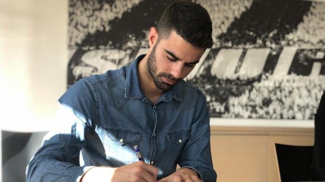 Juan Domínguez firma su contrato con el Sturm Graz (Foto: Sturm Graz).