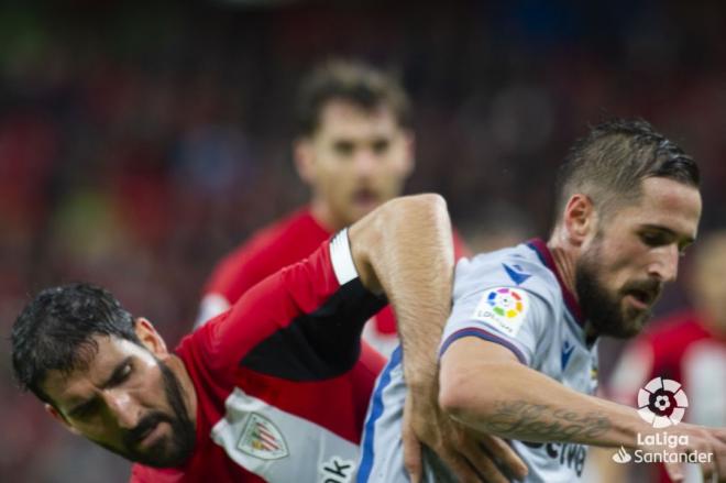 Miramón pelea el balón con Raúl García. (Foto: LaLiga)