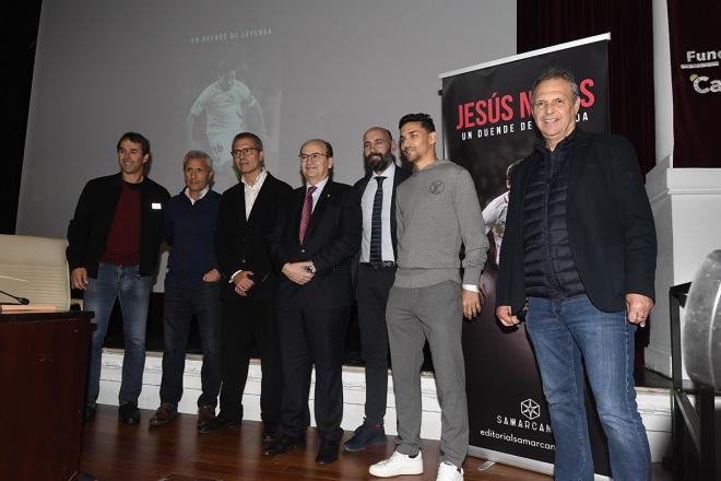 Navas y miembros del Sevilla, en la presentación del libro del futbolista. (Foto: Kiko Hurtado).