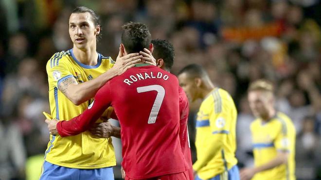 Zlatan Ibrahimovic y Cristiano Ronaldo se saludan en un Suecia-Portugal (Foto: EFE).