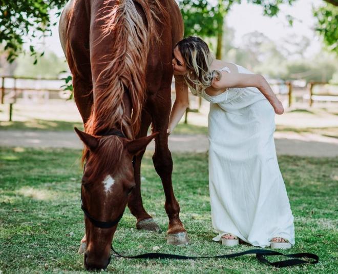 Alfonsina Maldonado, junto a uno de sus caballos.